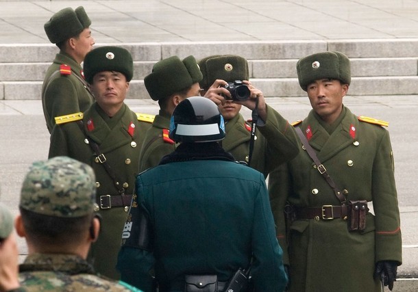 三八线对面朝鲜人民军在拍摄