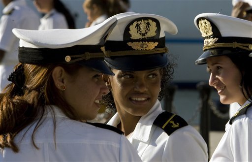 古巴女民兵参加阅兵式