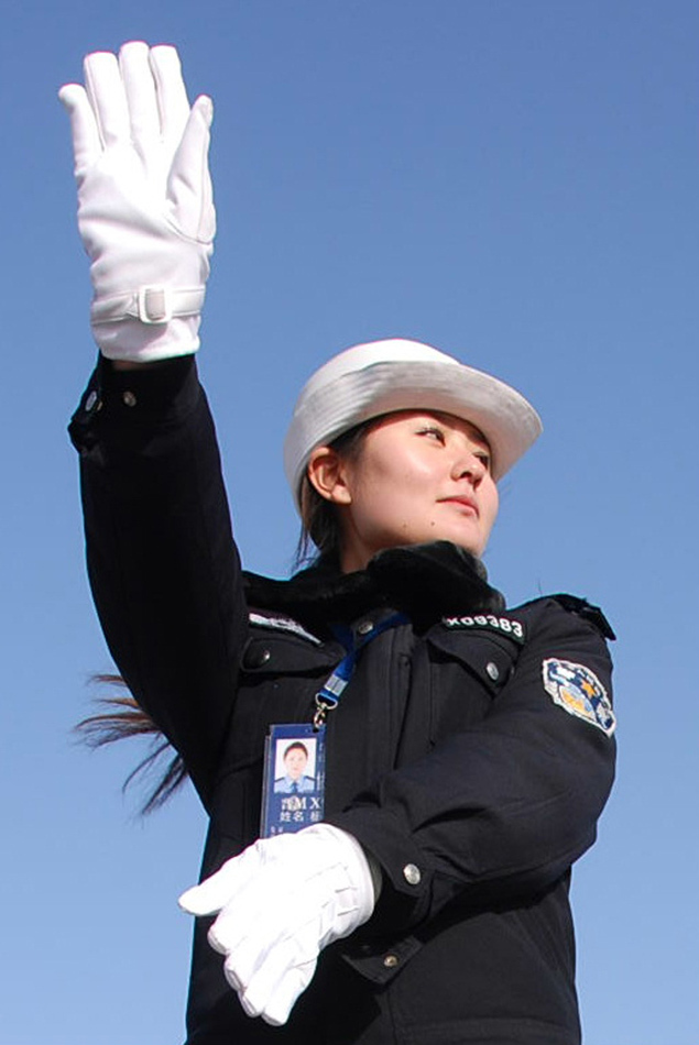 英姿飒爽的中国女交通警察_高清图集_新浪网