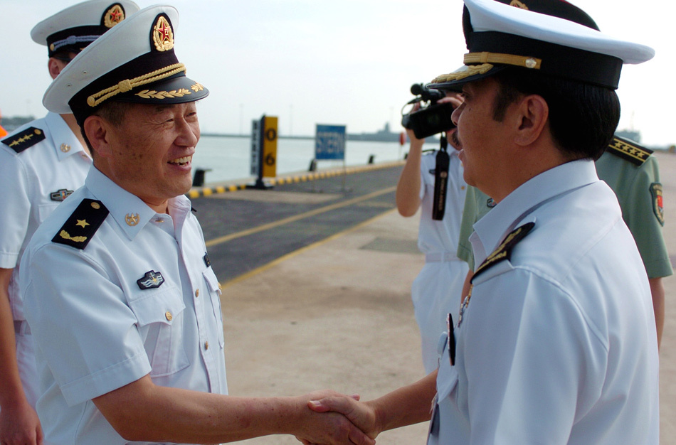 中国驻新加坡大使馆工作人员和当地华人华侨代表欢迎中国海军"舟山"号