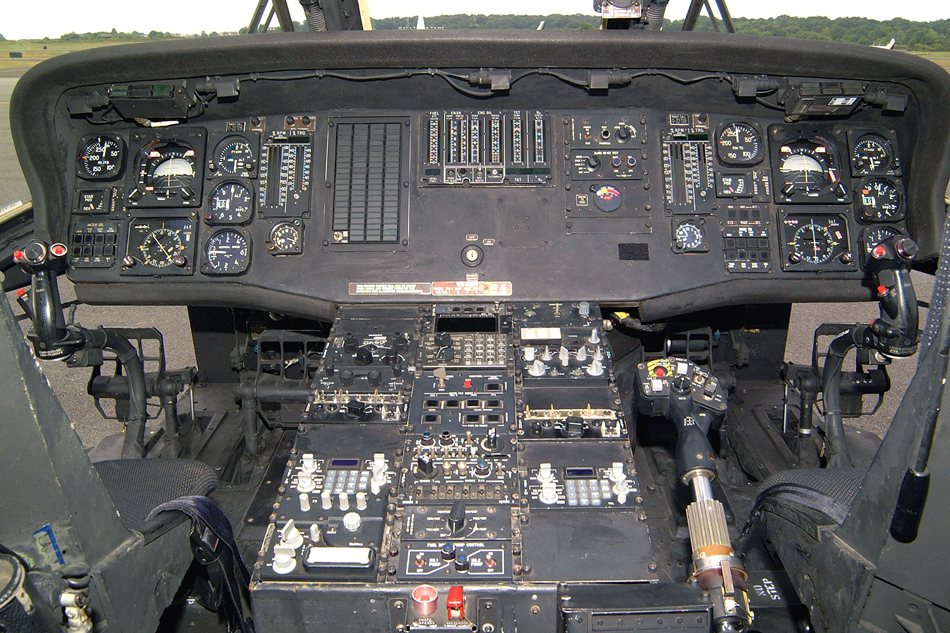 uh-60黑鹰直升机驾驶舱