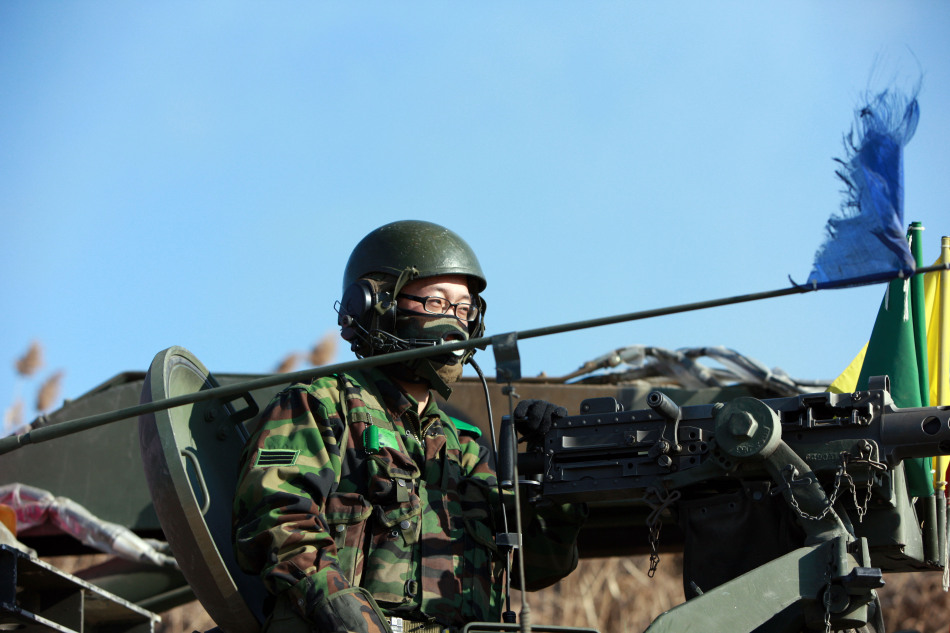 戴眼镜的韩军装甲车机枪手