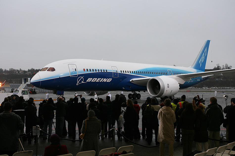 波音787飞机抵达新闻发布会现场