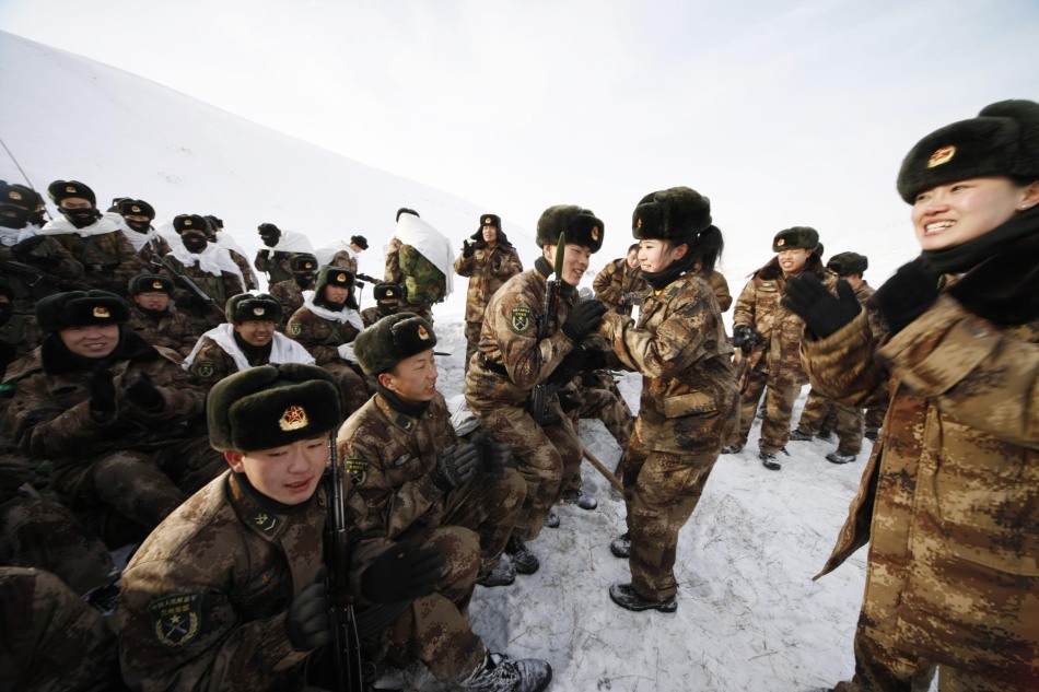 新疆军区业余文艺演出队顶风冒雪慰问部队_高清图集_新浪网