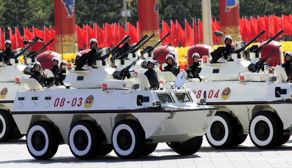 武警装甲车方队正在通过天安门广场新华社记者张燕辉摄