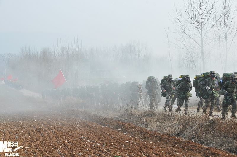 济南军区装甲旅锻炼部队全副武装强行军能力_高清图集_新浪网