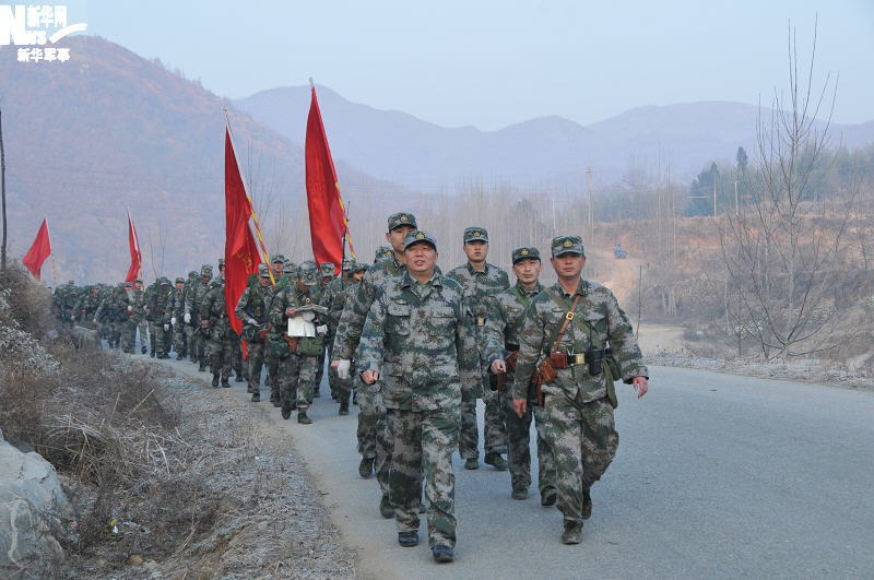 政委郑堰坡带头行进 王磊摄