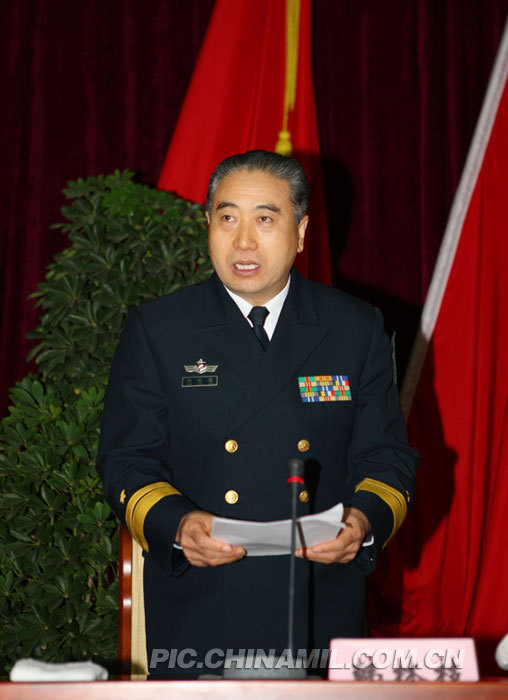 广州军区韩林枝副参谋长宣读军区司令部授予高级士官军衔命令李三红摄