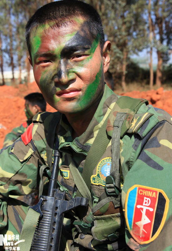 一级士官张茂春脸涂迷彩油