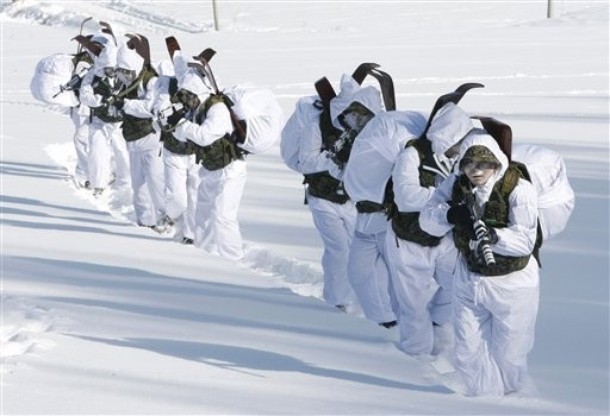 战术队形纵队前进