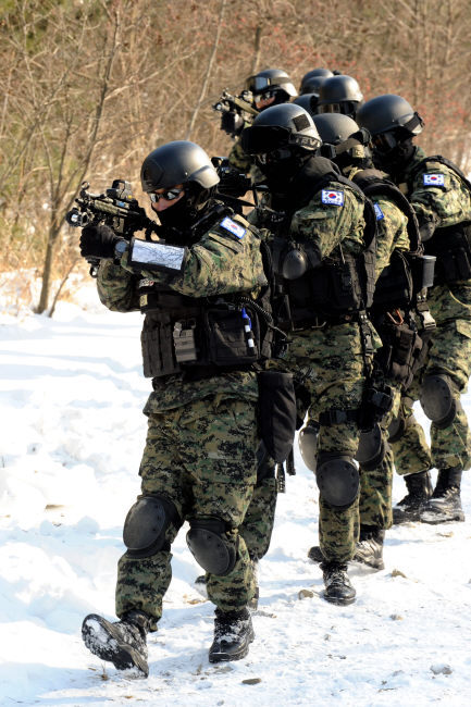 尖兵左手臂上绑有地图