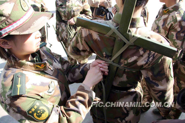 女兵排长正在给新战士绑纠正身形的"十字架" 郝亚鑫摄影