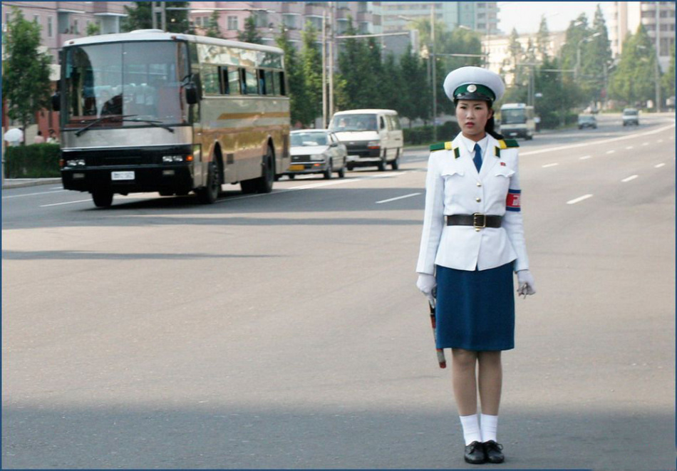17,朝鲜女交警察