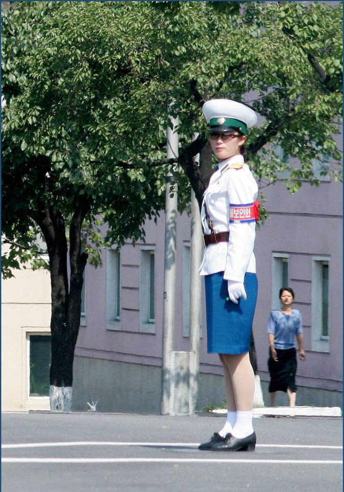 9,朝鲜女交警察