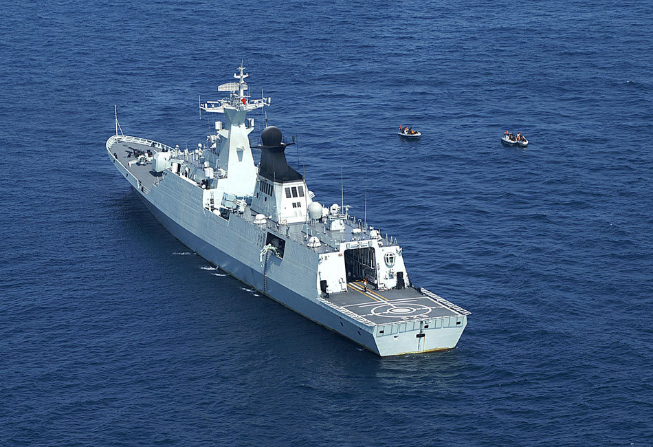 中国海军护航编队马鞍山舰在亚丁湾海域护航