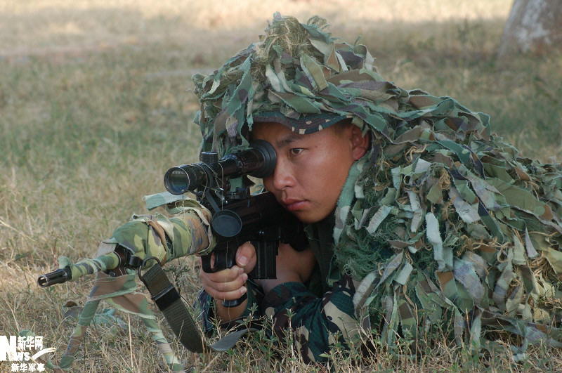 何祥美进行瞄准练习枪口上摆弹壳.新华军事记者 赵薇 摄