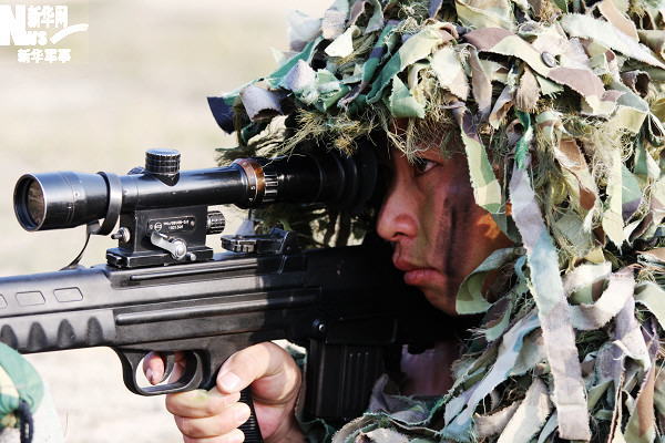 解放军枪王练习瞄准在枪口上摆弹壳_高清图集_新浪网