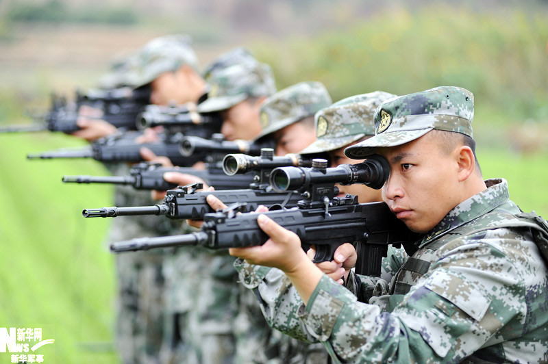解放军枪王练习瞄准在枪口上摆弹壳_高清图集_新浪网
