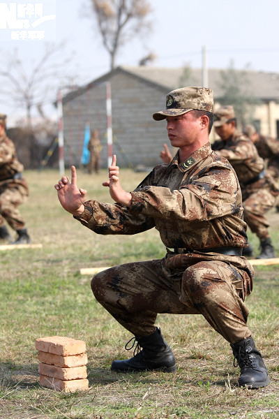 团体操训练:硬气功头顶开砖.新华军事记者 赵薇 摄