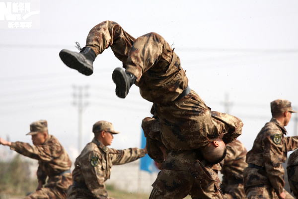 团体操训练:捕俘技术.新华军事记者 赵薇 摄