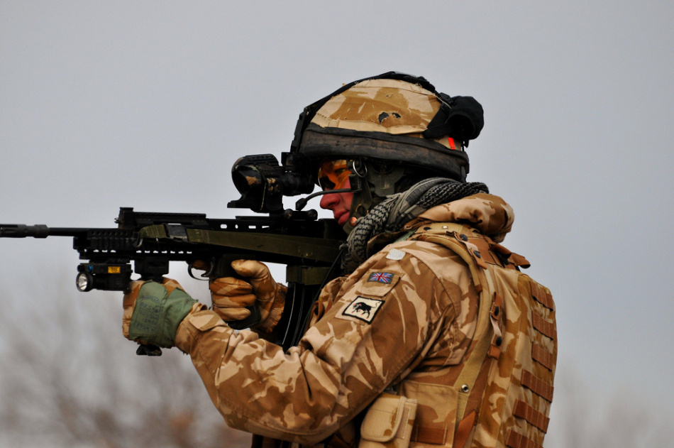 一名英军士兵在警戒