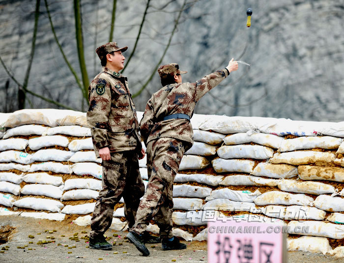 我军女大学生新兵完成首次手榴弹投掷训练[12p]
