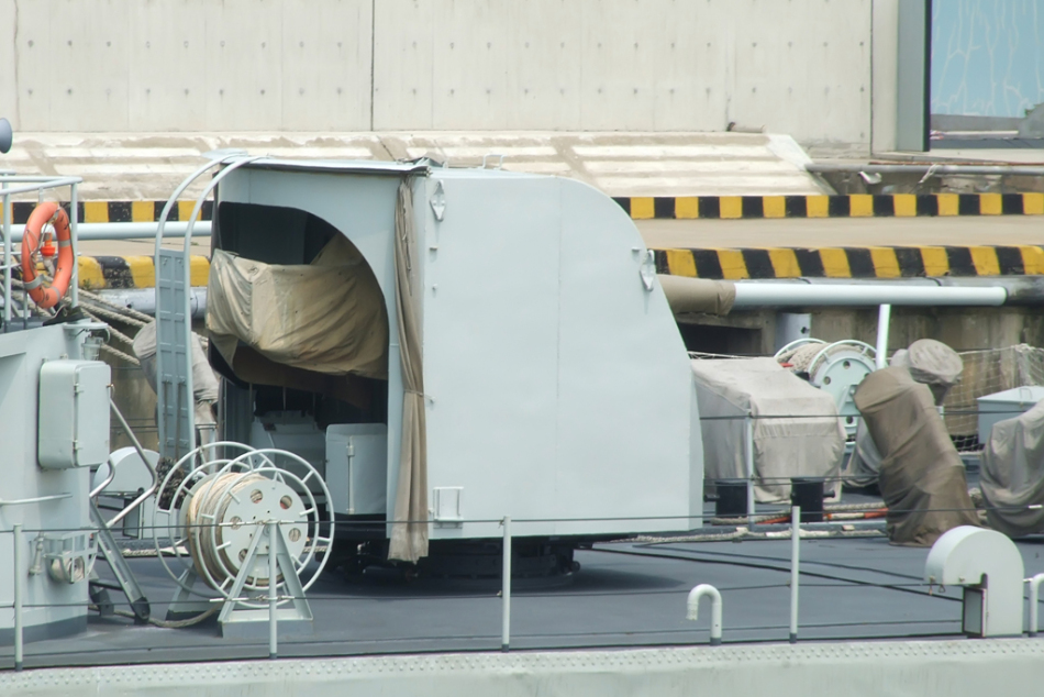 舰艉61式100mm高平两用主炮