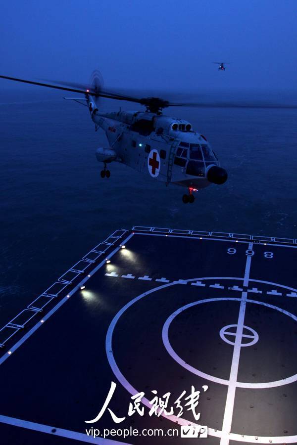 大型舰载救护直升机首次夜间行进着舰成功