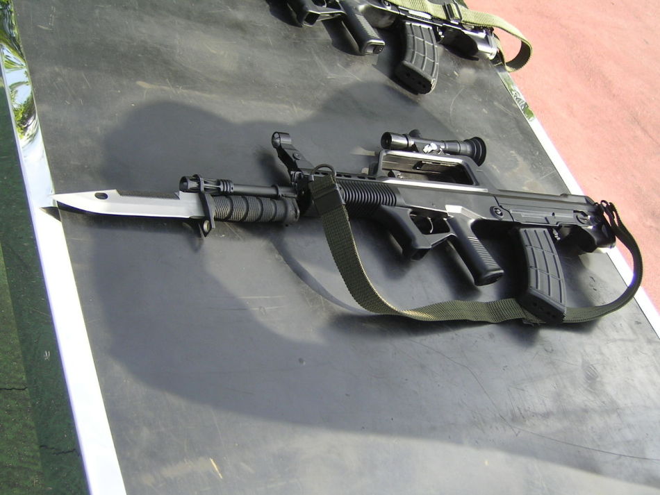 驻港部队95式突击步枪装刺刀瞄准镜