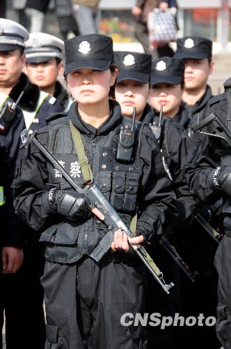 女特警持冲锋枪亮相洛阳火车站_新浪图集_新浪网
