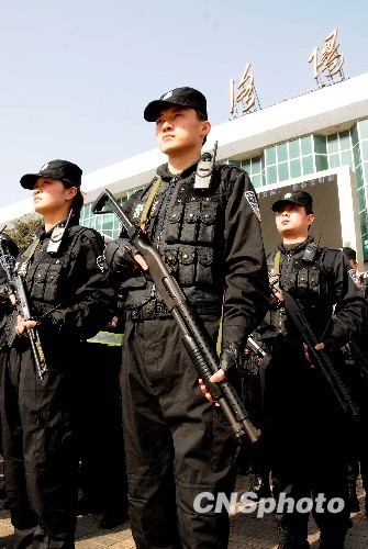 女子特警队员配备防暴枪支