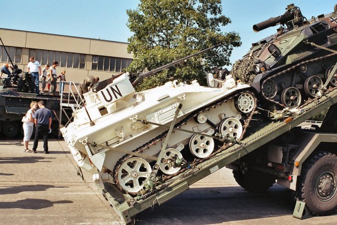 涂装un标志空降战车装备1门机关炮