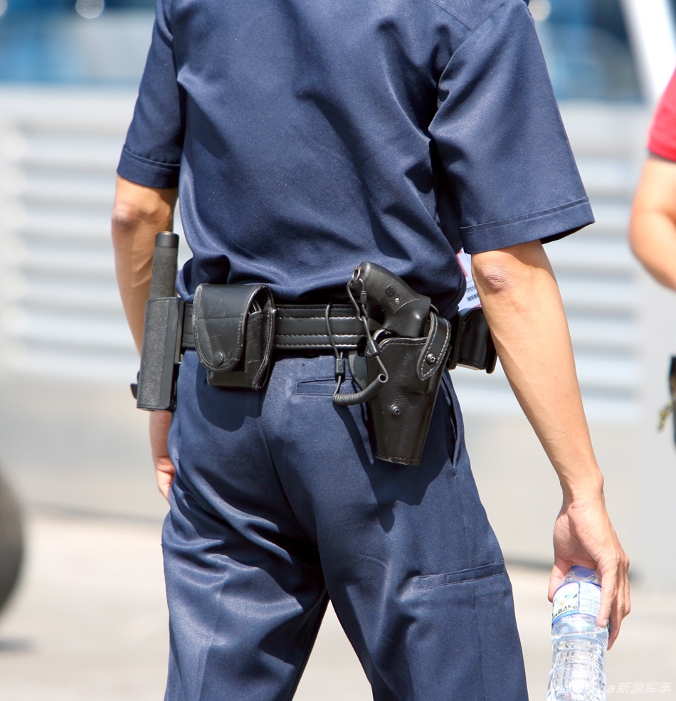 新加坡警察配备的单兵装备