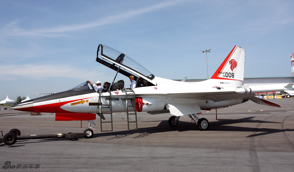 韩国最新型t-50金鹰高级教练机亮相新加坡航展_高清图集_新浪网