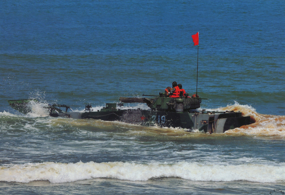海上训练的zbd05式两栖步兵战车
