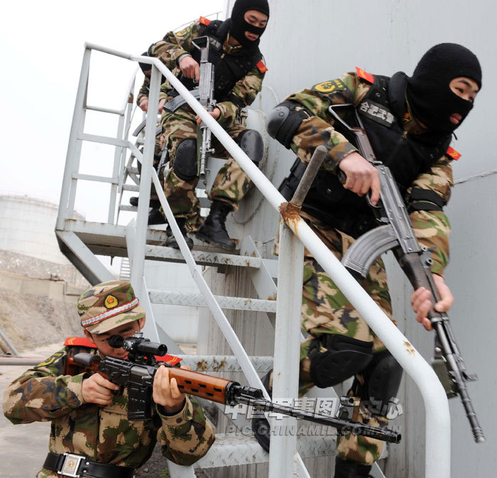 武警安徽总队合肥支队反恐特战队员正在进行反恐大演练