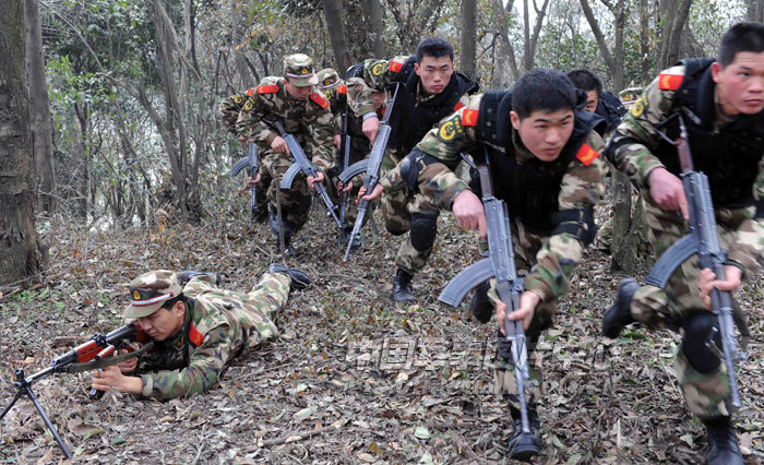 武警安徽总队合肥支队反恐特战队员正在进行山林追捕