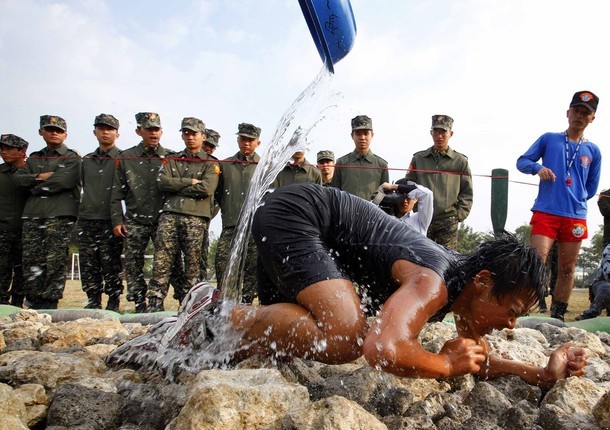 台军蛙人训练最后阶段天堂碎石之路把新兵爬哭了_高清图集_新浪网