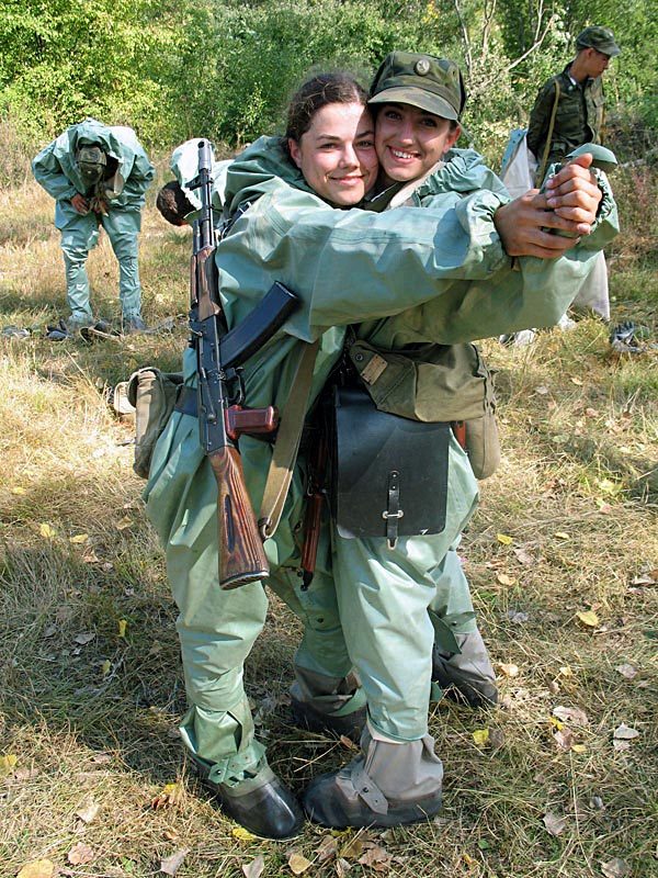 俄军女兵防化训练