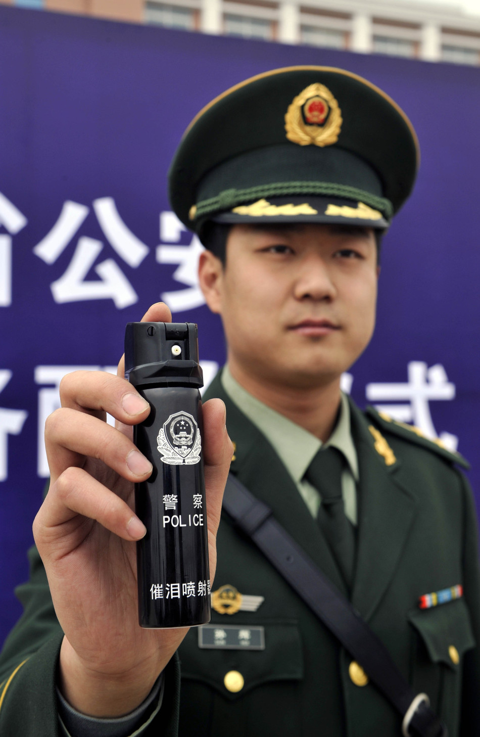 3 2月24日,山东省公安厅在济南举行仪式,将价值二百余万元的单警装备