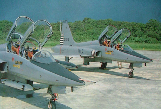 国民党空军的f-5b双座型战斗机双机编队准备起飞