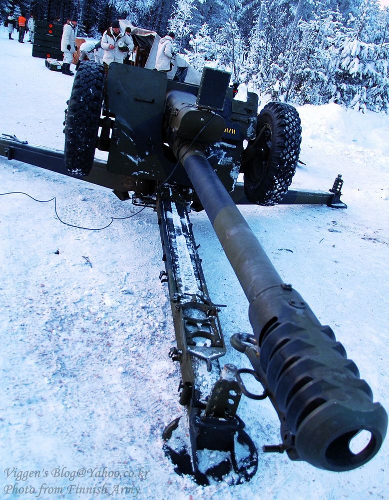 从牵引车上卸下122毫米榴弹炮