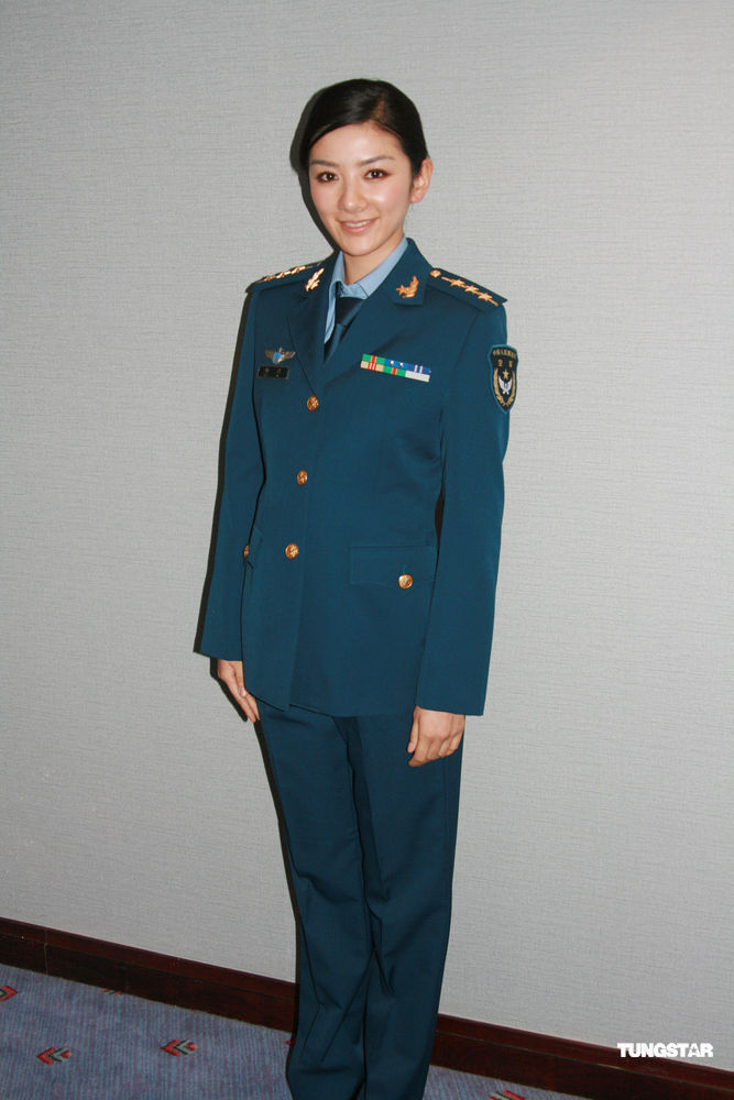 演员身着07式空军官官常服