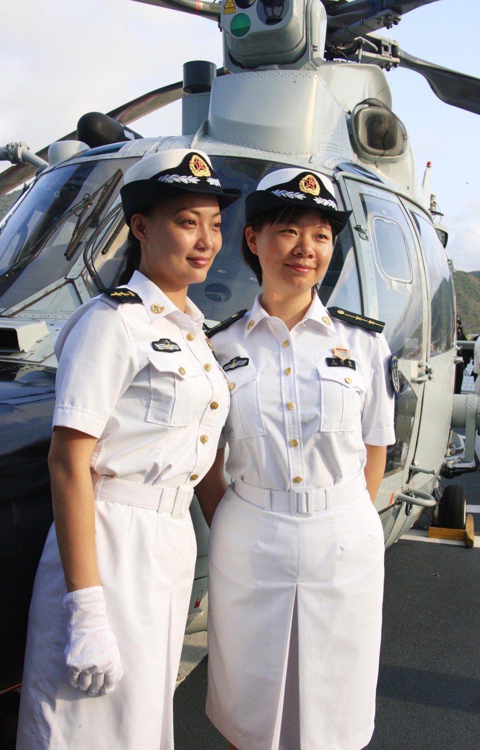 随广州舰参加护航的海军女军官