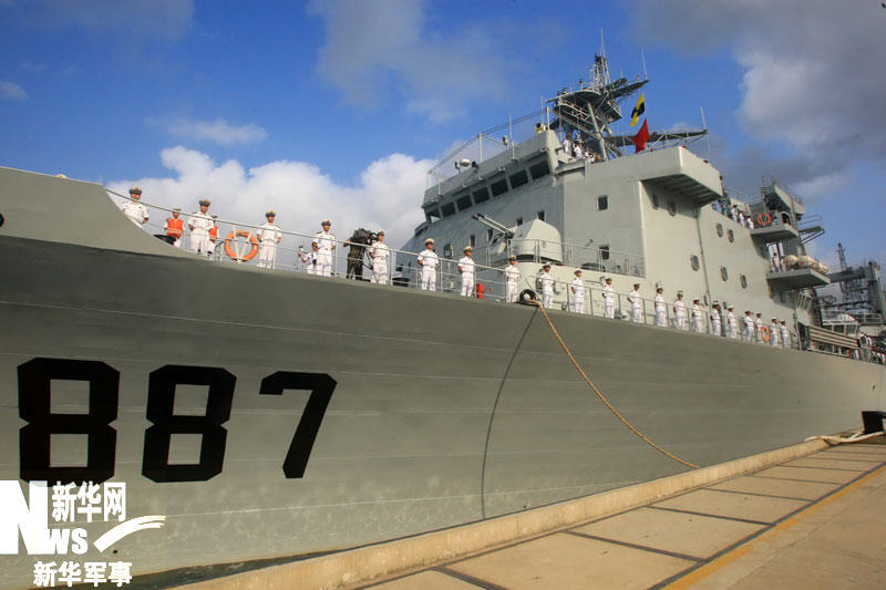 海军微山湖号综合补给舰整装待发新华社记者查春明摄