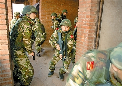 武警重庆总队七支队紧贴所担负任务实际,展开以反劫持人质为主要内容