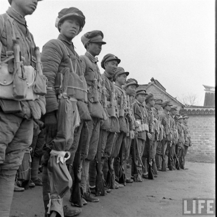 每人都挂两枚长柄手榴弹