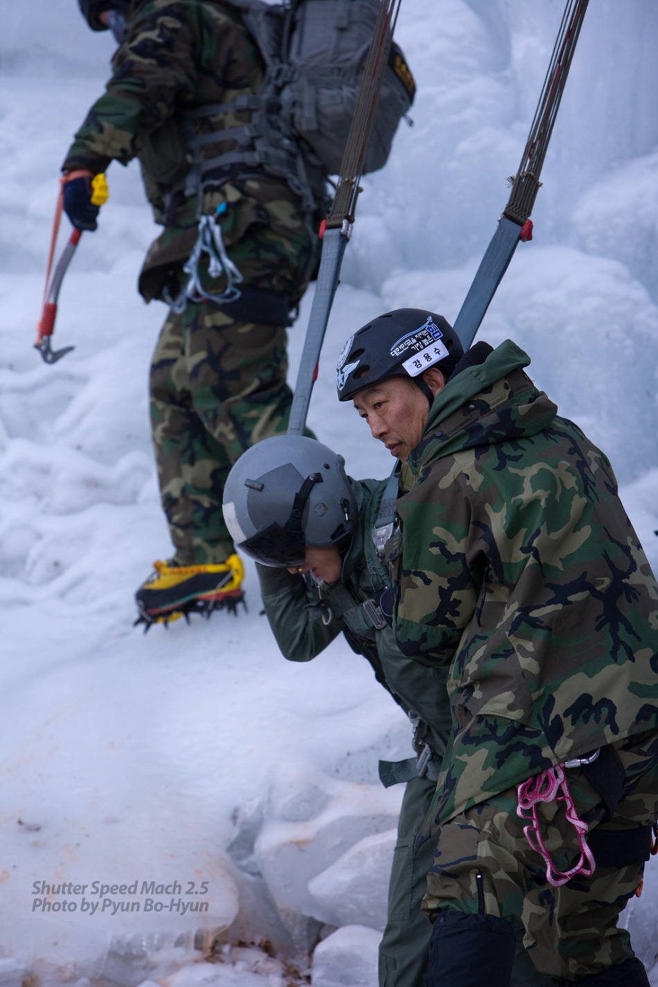 韩国空军特种搜救部队演练快速救助迫降飞行员
