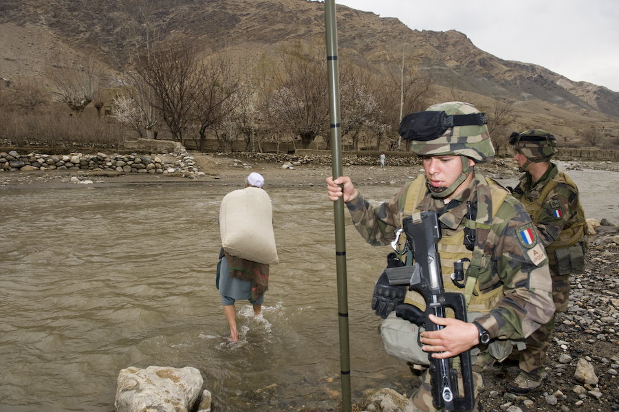 驻阿法军测量河流