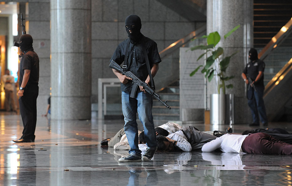 假扮恐怖分子的印尼便装军人手持ak101步枪